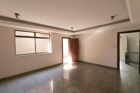 Casa à venda com 339m², 5 quartos e 4 vagas Casa à venda com 339m², 5 quartos e 4 vagasSala 2