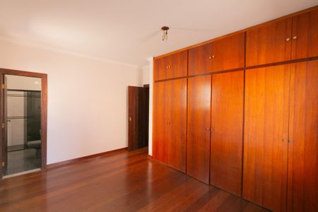 Casa à venda com 339m², 5 quartos e 4 vagas Casa à venda com 339m², 5 quartos e 4 vagasQuarto 4