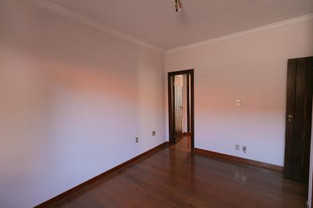 Casa à venda com 339m², 5 quartos e 4 vagas Casa à venda com 339m², 5 quartos e 4 vagasQuarto 2