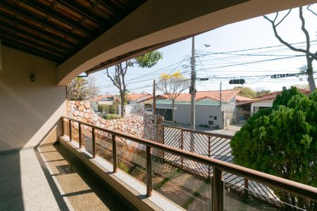 Casa à venda com 339m², 5 quartos e 4 vagas Casa à venda com 339m², 5 quartos e 4 vagasSala