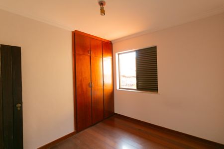 Casa à venda com 339m², 5 quartos e 4 vagas Casa à venda com 339m², 5 quartos e 4 vagasQuarto 3