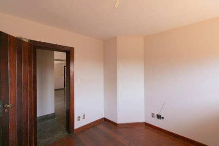 Casa à venda com 339m², 5 quartos e 4 vagas Casa à venda com 339m², 5 quartos e 4 vagasQuarto 1