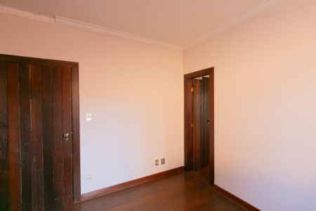 Casa à venda com 339m², 5 quartos e 4 vagas Casa à venda com 339m², 5 quartos e 4 vagasQuarto 5