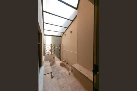 Casa à venda com 339m², 5 quartos e 4 vagas Casa à venda com 339m², 5 quartos e 4 vagasCorredor