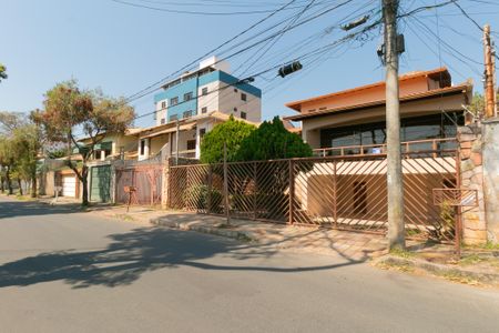 Casa à venda com 339m², 5 quartos e 4 vagas Casa à venda com 339m², 5 quartos e 4 vagasFachada