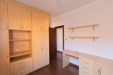 Casa à venda com 339m², 5 quartos e 4 vagas Casa à venda com 339m², 5 quartos e 4 vagasEscritório