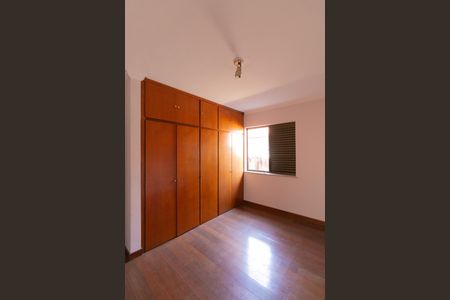 Casa à venda com 339m², 5 quartos e 4 vagas Casa à venda com 339m², 5 quartos e 4 vagasQuarto 2