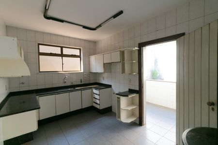 Casa à venda com 339m², 5 quartos e 4 vagas Casa à venda com 339m², 5 quartos e 4 vagasCozinha