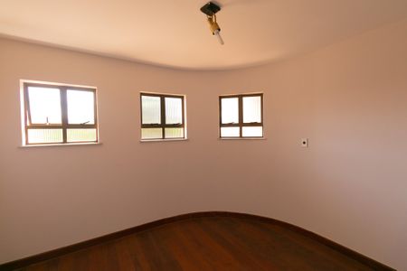Casa à venda com 339m², 5 quartos e 4 vagas Casa à venda com 339m², 5 quartos e 4 vagasQuarto 1