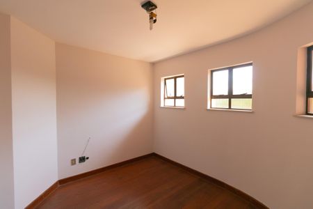 Casa à venda com 339m², 5 quartos e 4 vagas Casa à venda com 339m², 5 quartos e 4 vagasQuarto 1