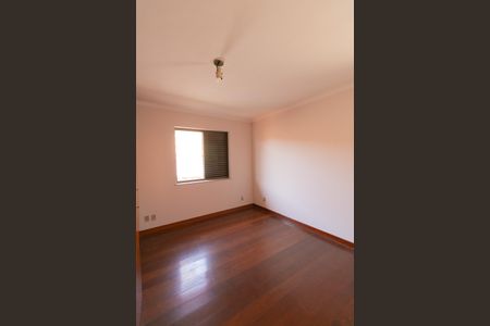 Casa à venda com 339m², 5 quartos e 4 vagas Casa à venda com 339m², 5 quartos e 4 vagasQuarto 4