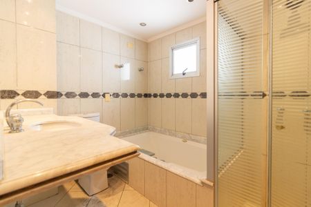 Apartamento à venda com 210m², 3 quartos e 3 vagas Apartamento à venda com 210m², 3 quartos e 3 vagasBanheiro da Suíte