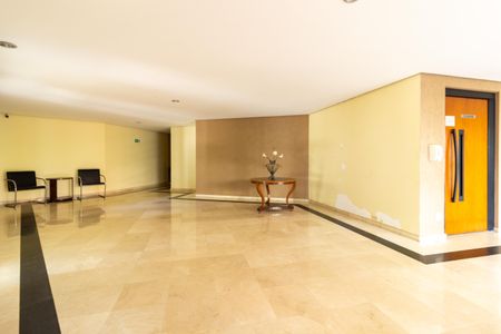 Apartamento à venda com 210m², 3 quartos e 3 vagas Apartamento à venda com 210m², 3 quartos e 3 vagasÁrea comum - Hall Social