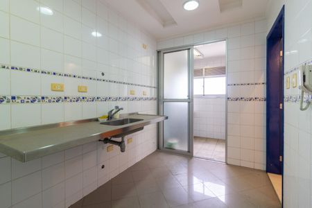 Apartamento à venda com 210m², 3 quartos e 3 vagas Apartamento à venda com 210m², 3 quartos e 3 vagasCozinha e Área de Serviço