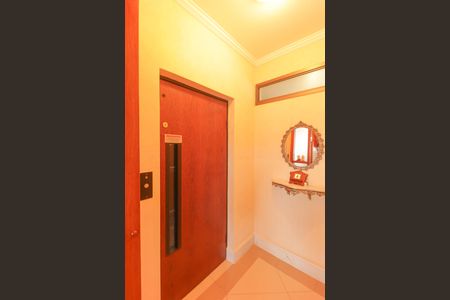 Apartamento à venda com 270m², 4 quartos e 2 vagas Apartamento à venda com 270m², 4 quartos e 2 vagasHall de Entrada