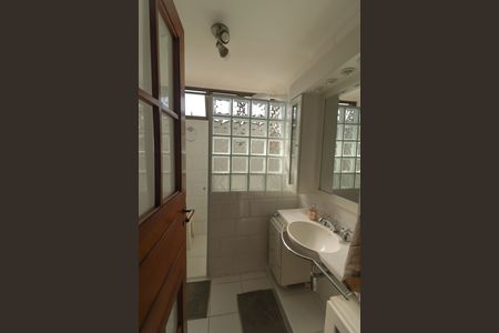 Apartamento à venda com 270m², 4 quartos e 2 vagas Apartamento à venda com 270m², 4 quartos e 2 vagasBanheiro da Suíte 1
