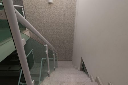 Casa à venda com 164m², 3 quartos e 4 vagasEscada de acesso quartos