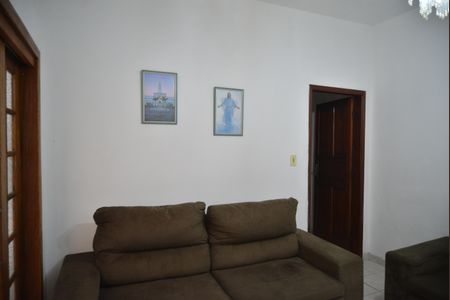 Casa à venda com 165m², 4 quartos e 2 vagasSala