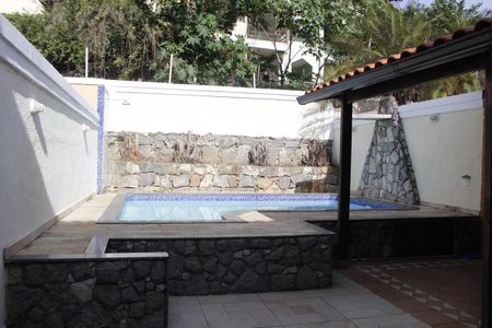 Casa de condomínio à venda com 303m², 5 quartos e 2 vagasPiscina