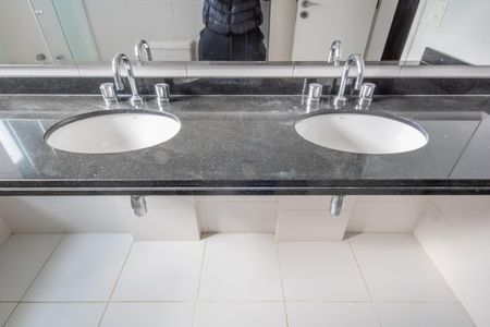 Apartamento à venda com 170m², 4 quartos e 3 vagas Apartamento à venda com 170m², 4 quartos e 3 vagasBanheiro da Suíte 1