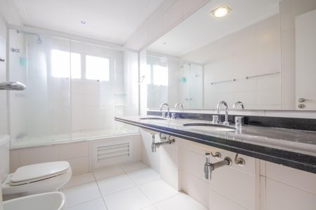 Apartamento à venda com 170m², 4 quartos e 3 vagas Apartamento à venda com 170m², 4 quartos e 3 vagasBanheiro da Suíte 1