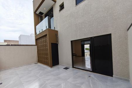 Casa à venda com 122m², 2 quartos e 4 vagas Casa à venda com 122m², 2 quartos e 4 vagasQuintal