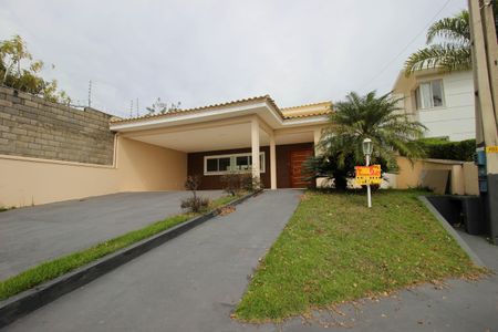 Casa de condomínio para alugar com 250m², 3 quartos e 4 vagas Casa de condomínio para alugar com 250m², 3 quartos e 4 vagasFachada