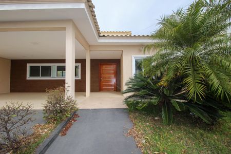 Casa de condomínio para alugar com 250m², 3 quartos e 4 vagas Casa de condomínio para alugar com 250m², 3 quartos e 4 vagasFachada