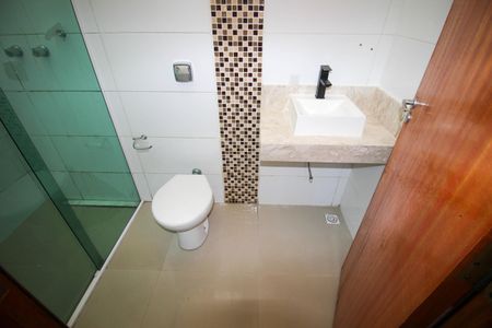 Casa de condomínio para alugar com 250m², 3 quartos e 4 vagas Casa de condomínio para alugar com 250m², 3 quartos e 4 vagasBanheiro da Suíte 1