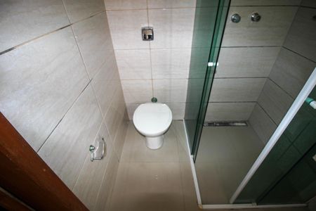 Casa de condomínio para alugar com 250m², 3 quartos e 4 vagas Casa de condomínio para alugar com 250m², 3 quartos e 4 vagasBanheiro da Suíte 2