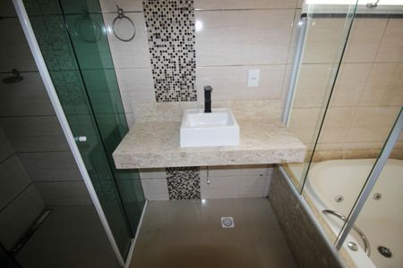 Casa de condomínio para alugar com 250m², 3 quartos e 4 vagas Casa de condomínio para alugar com 250m², 3 quartos e 4 vagasBanheiro da Suíte 2