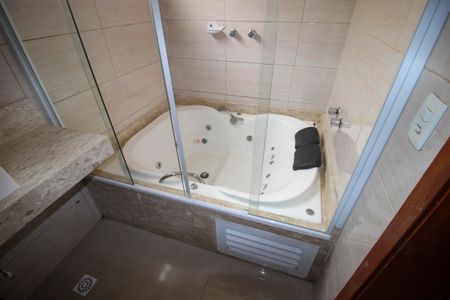 Casa de condomínio para alugar com 250m², 3 quartos e 4 vagas Casa de condomínio para alugar com 250m², 3 quartos e 4 vagasBanheiro da Suíte 2