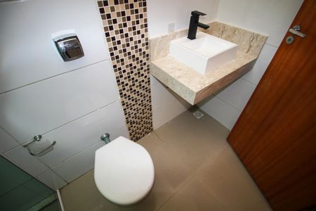 Casa de condomínio para alugar com 250m², 3 quartos e 4 vagas Casa de condomínio para alugar com 250m², 3 quartos e 4 vagasBanheiro da Suíte 1