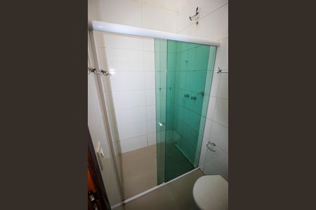 Casa de condomínio para alugar com 250m², 3 quartos e 4 vagas Casa de condomínio para alugar com 250m², 3 quartos e 4 vagasBanheiro da Suíte 1