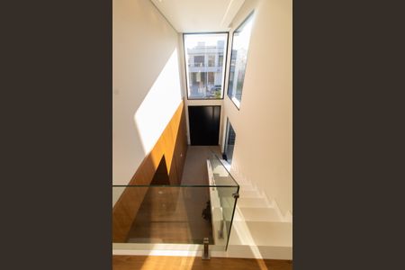 Casa de condomínio à venda com 325m², 5 quartos e 4 vagasEscada