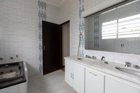 Casa à venda com 500m², 6 quartos e 8 vagas Casa à venda com 500m², 6 quartos e 8 vagasBanheiro Suíte