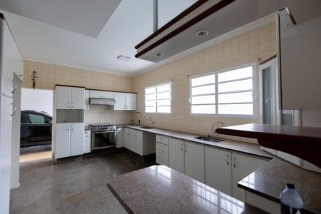 Casa à venda com 500m², 6 quartos e 8 vagas Casa à venda com 500m², 6 quartos e 8 vagasCozinha