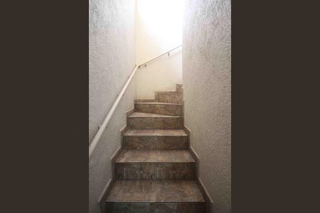 Casa à venda com 125m², 3 quartos e 2 vagas Casa à venda com 125m², 3 quartos e 2 vagasEscada