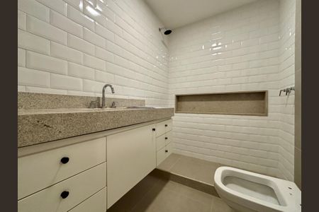 Apartamento à venda com 165m², 3 quartos e 1 vaga Apartamento à venda com 165m², 3 quartos e 1 vagaBanheiro Social