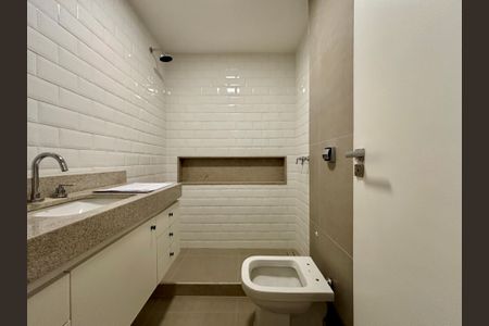 Apartamento à venda com 165m², 3 quartos e 1 vaga Apartamento à venda com 165m², 3 quartos e 1 vagaBanheiro Social