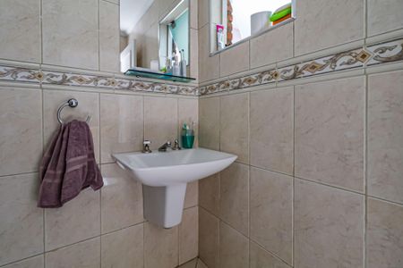 Casa à venda com 198m², 3 quartos e 2 vagas Casa à venda com 198m², 3 quartos e 2 vagasSuíte 02 - Banheiro