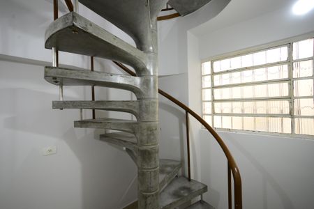 Casa à venda com 260m², 3 quartos e 3 vagasEscada