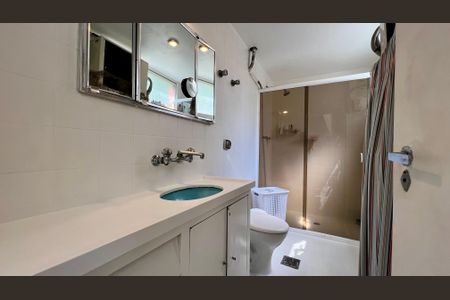 Apartamento à venda com 126m², 3 quartos e 1 vaga Apartamento à venda com 126m², 3 quartos e 1 vagaBanheiro da Suíte