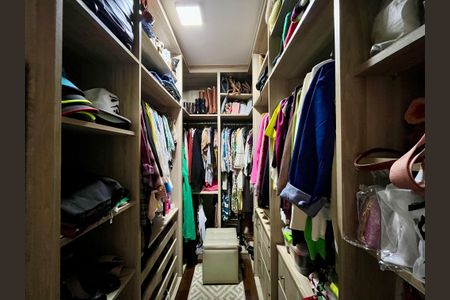 Casa à venda com 200m², 3 quartos e 2 vagasCloset da suíte