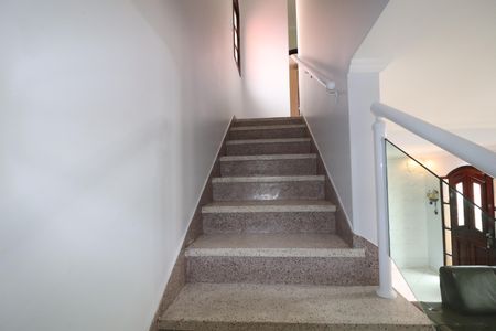 Casa à venda com 150m², 3 quartos e 3 vagasEscada