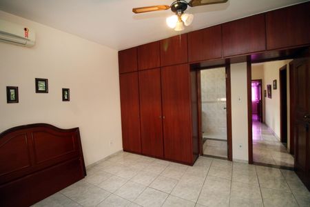 Casa à venda com 310m², 5 quartos e 3 vagasSuíte 2