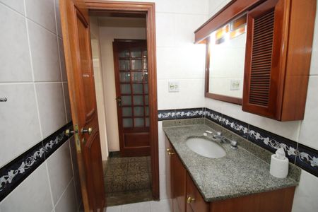Casa à venda com 310m², 5 quartos e 3 vagasBanheiro Social 2