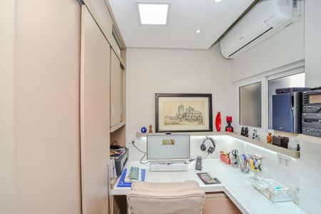 Apartamento à venda com 140m², 3 quartos e 2 vagas Apartamento à venda com 140m², 3 quartos e 2 vagasEscritório