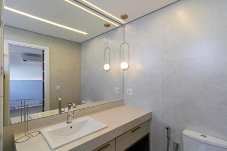 Apartamento à venda com 245m², 4 quartos e 4 vagasBanheiro da Suíte 2