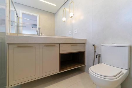 Apartamento à venda com 245m², 4 quartos e 4 vagasBanheiro da Suíte 2